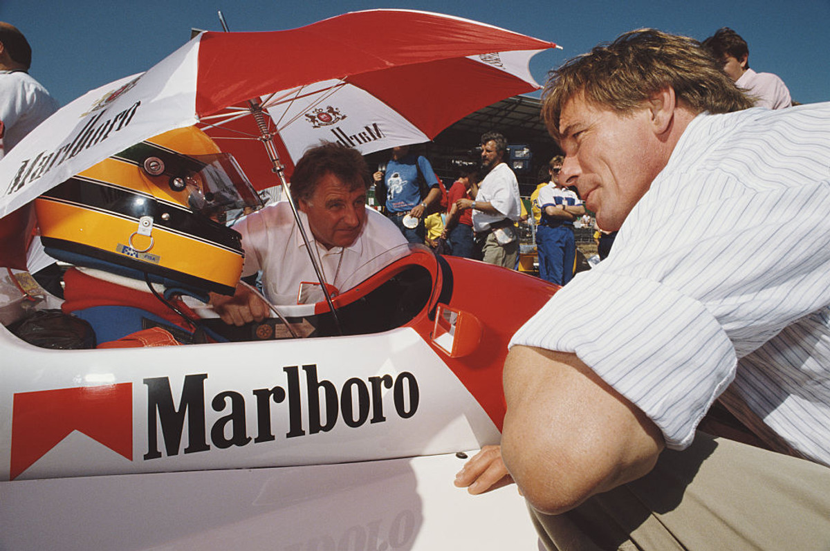 Джеймс Хант беседует с Эдди Ирвайном перед стартом гонки Формула-3000 на трассе Брэндс-Хэтч в 1989 году