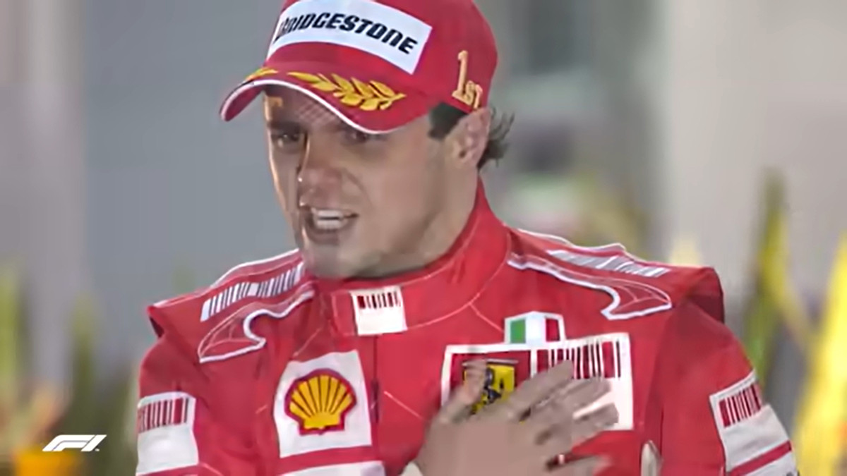 Фелипе Масса подбадривает своих фанатов после того как проиграл титул на Гран-при Бразилии 2008