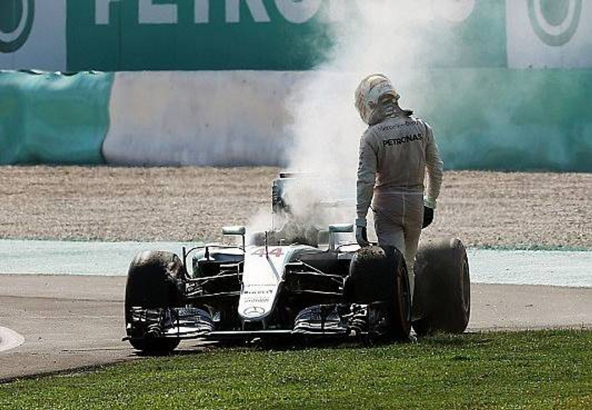 Льюис Хамильтон сходит с дистанции на Гран-при Малайзии 2016 из-за сгоревшего мотора