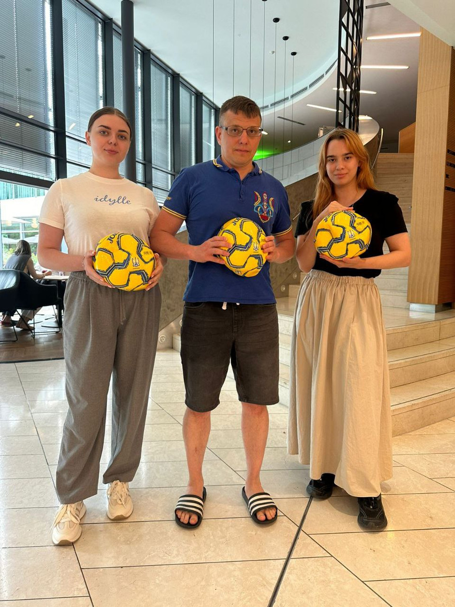 Корреспонденты Чемпиона Максим Розенко (в центре) и Соломия Романчук (слева)