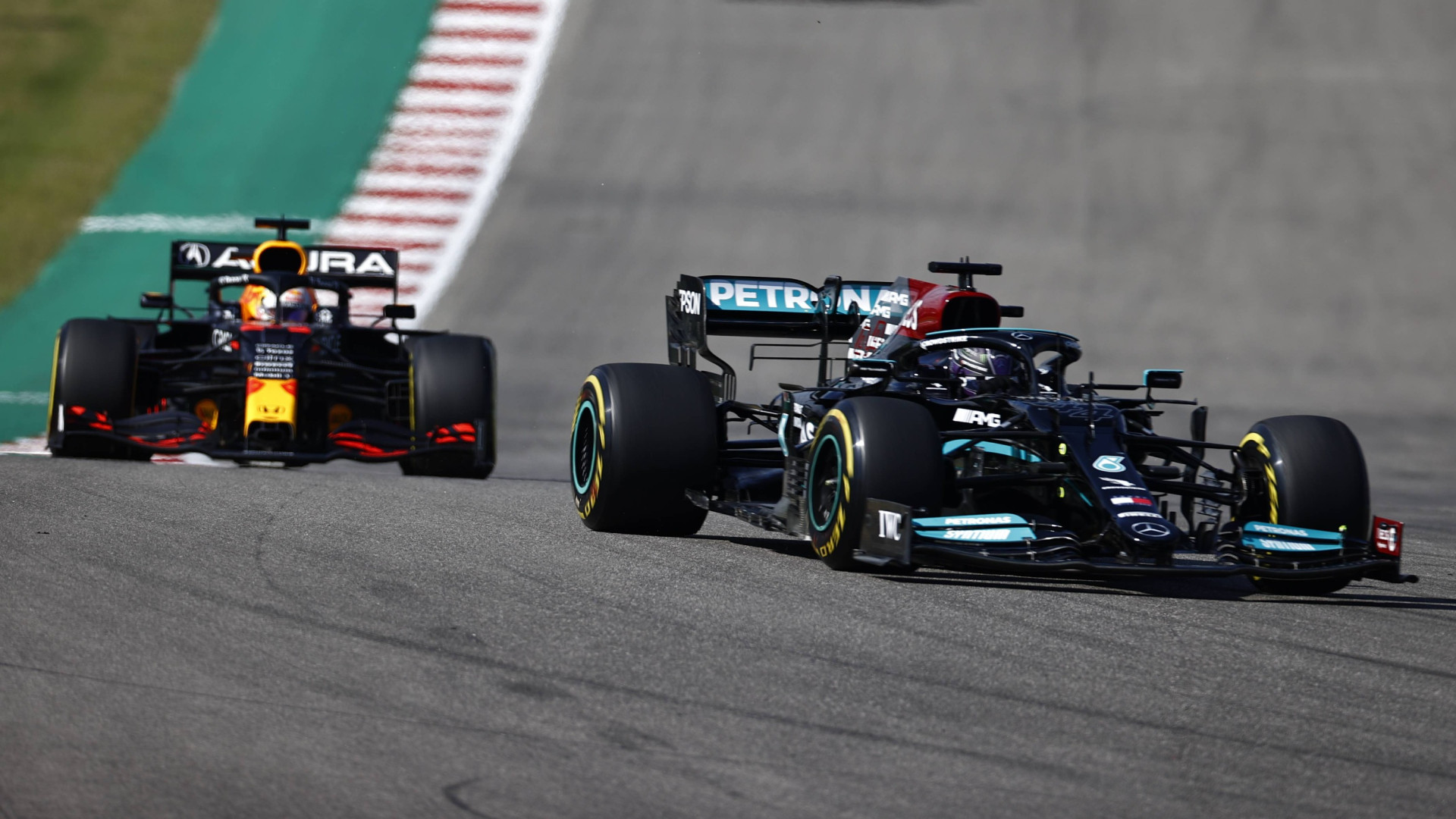 Макс Ферстаппен преследует Льюиса Хамильтона на Гран-при США 2021