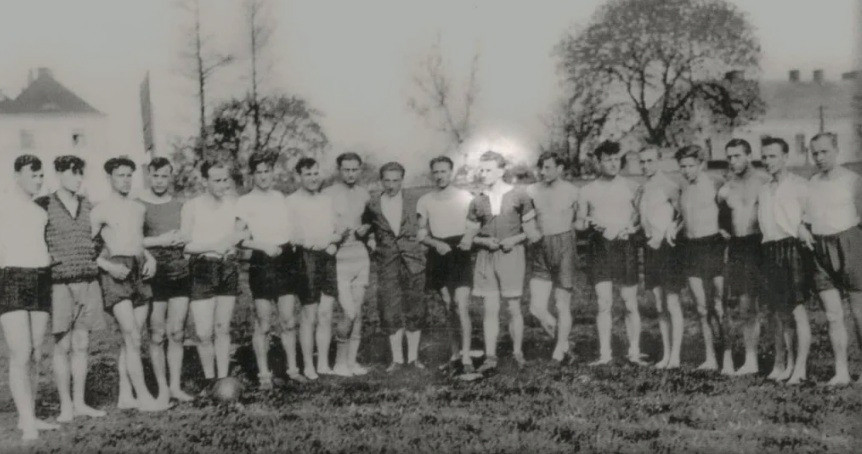 Роман Шухевич серед гравців футбольної команди УУСП Чорноморці, 1929 рік