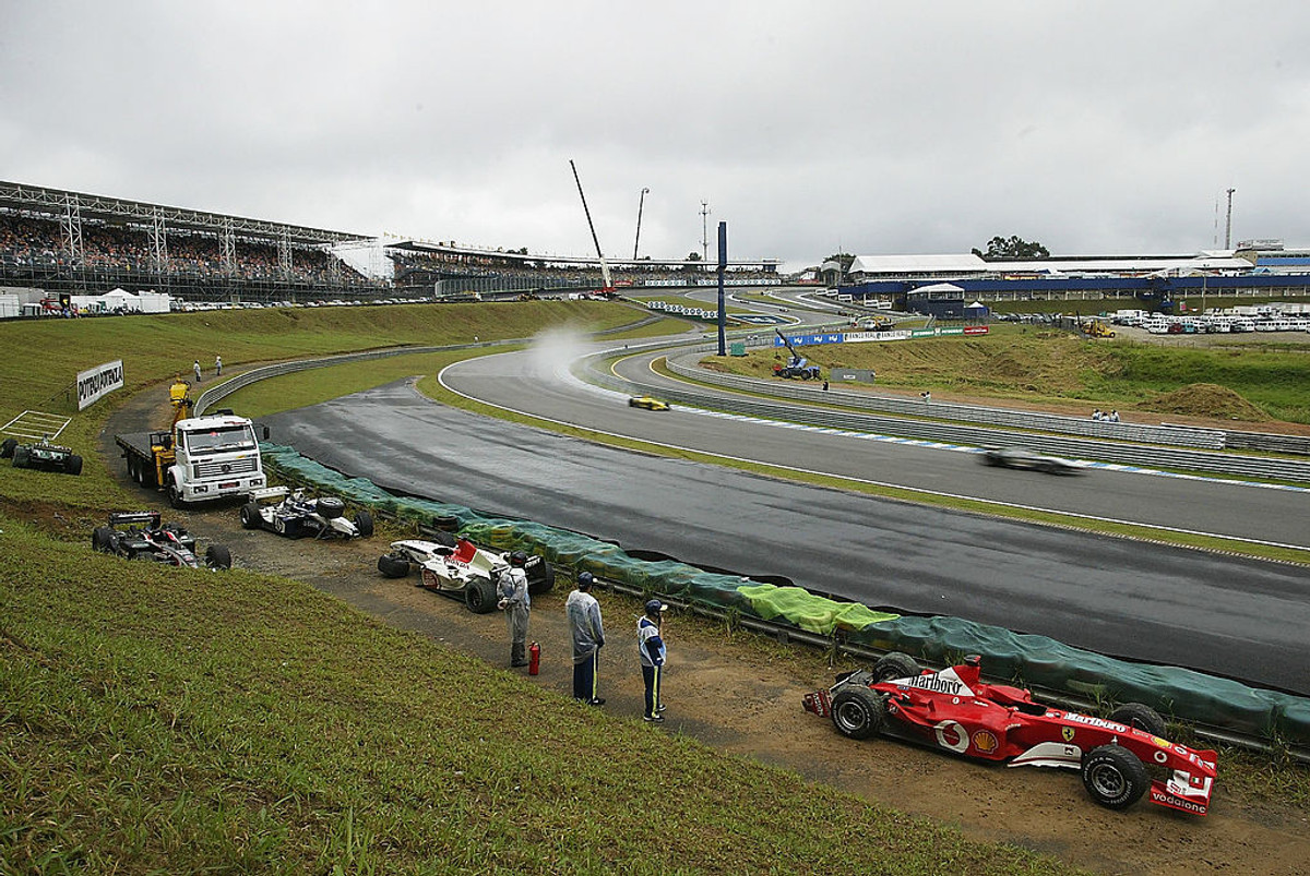 Розбиті боліди за огорожею у Curva do Sol
