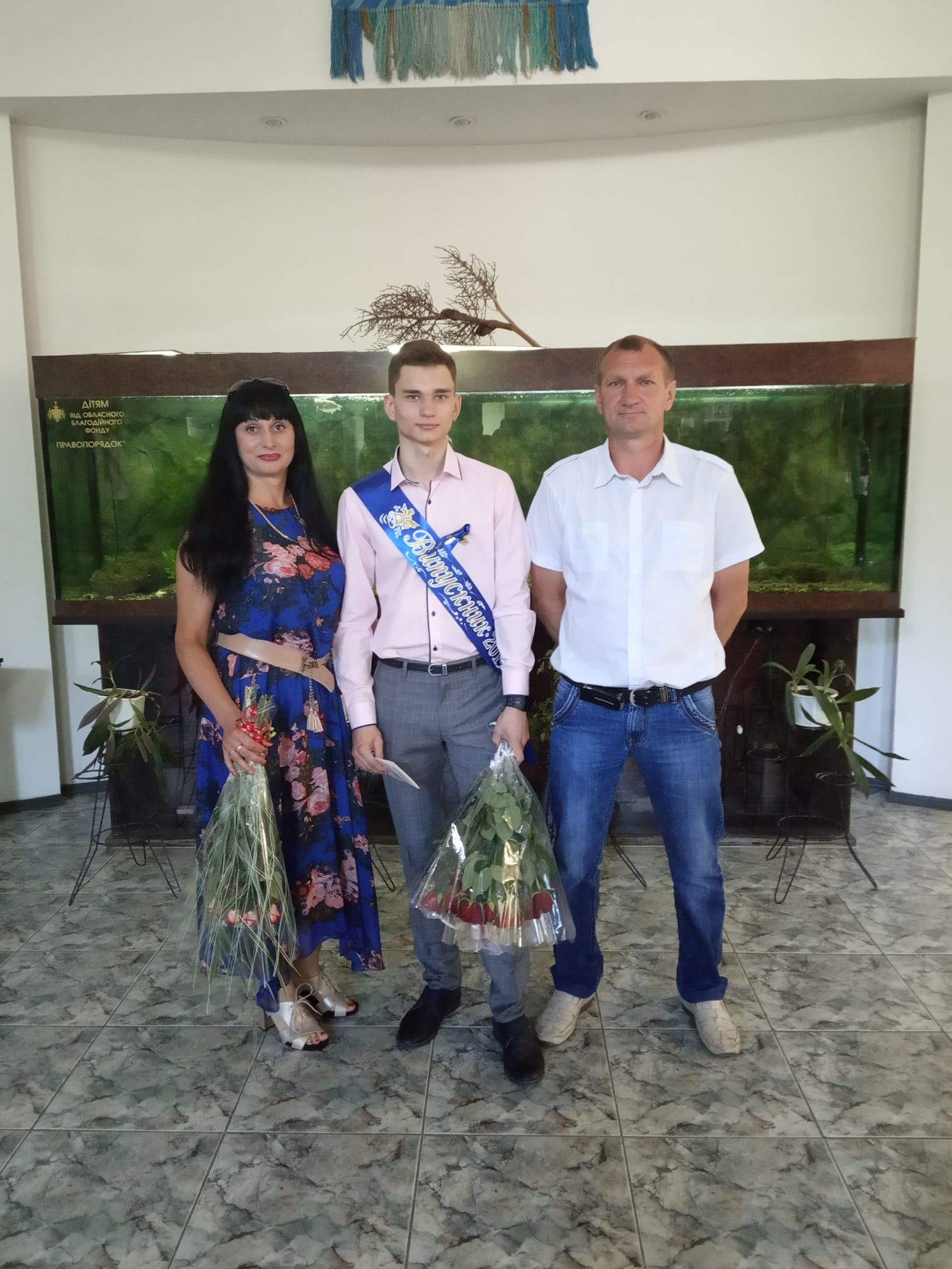 Степан Кінаш із батьками під час випускного