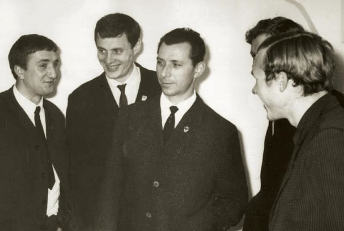 Семен Полонский (по центру)