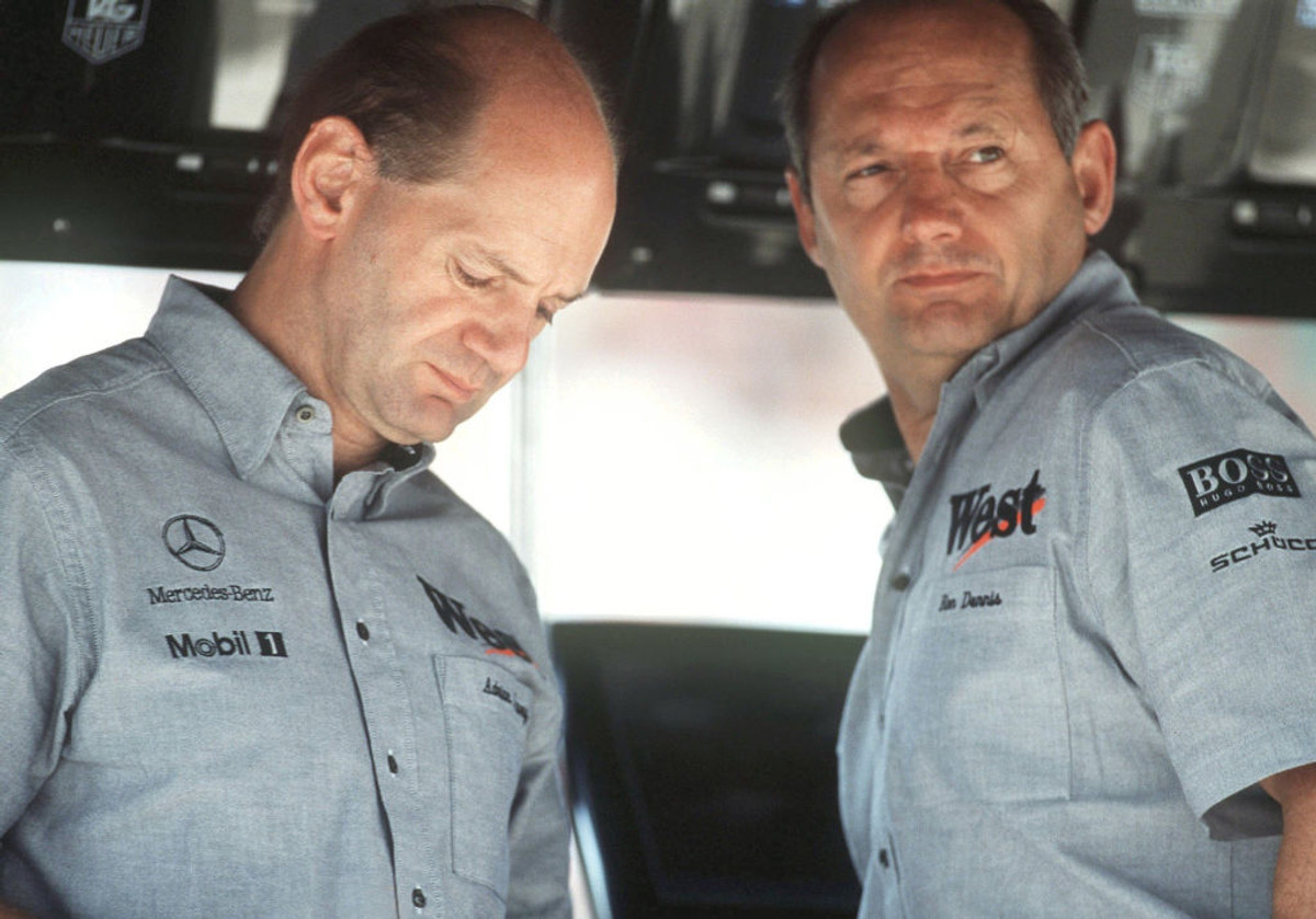 Эдриан Ньюи и Рон Деннис (в то время - глава команды МакЛарен) после поражения в сезоне 2001