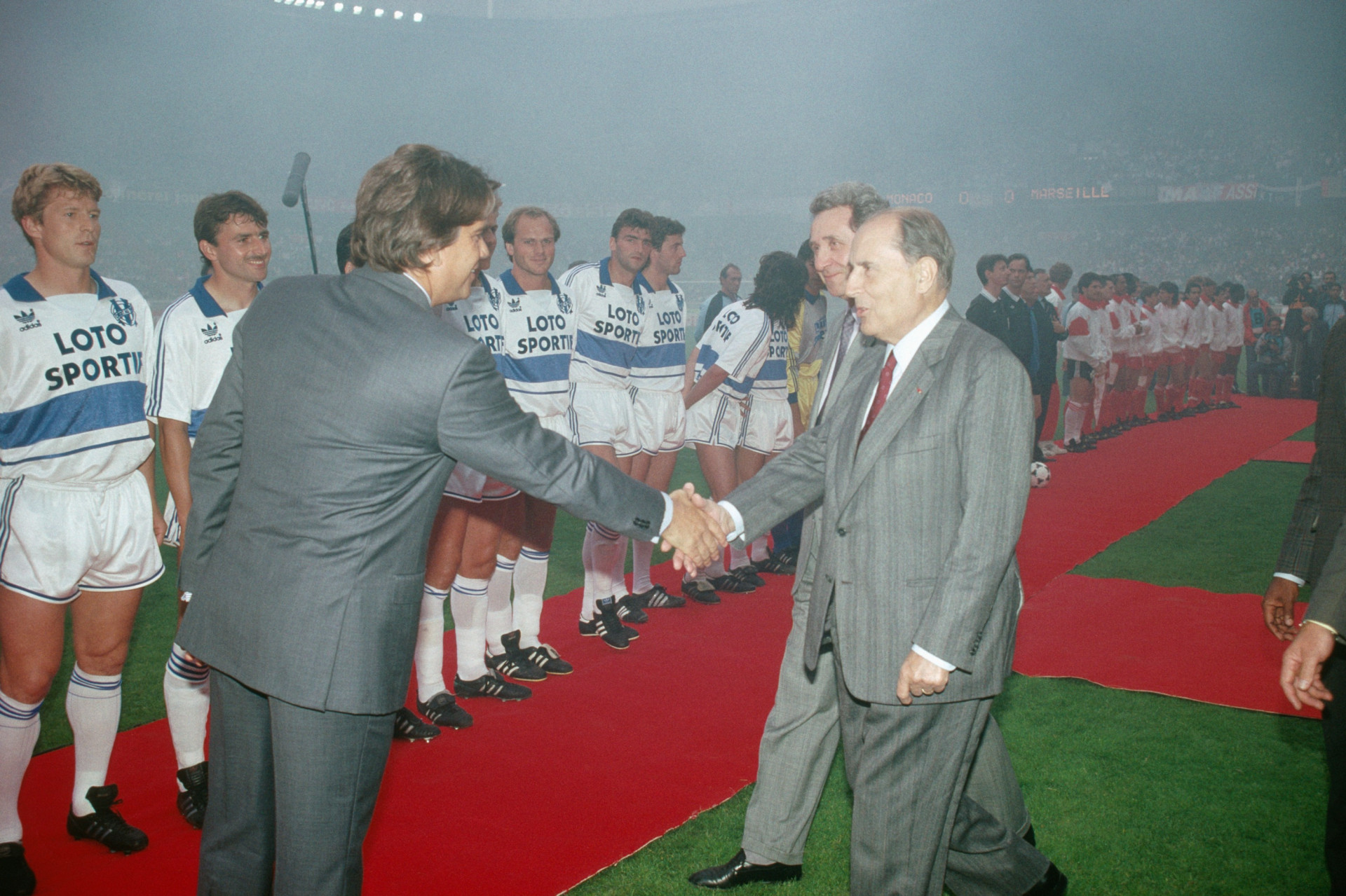 Бернар Тапі й Франсуа Міттеран на матчі Марселя, 1989 рік. Фото - Getty Images