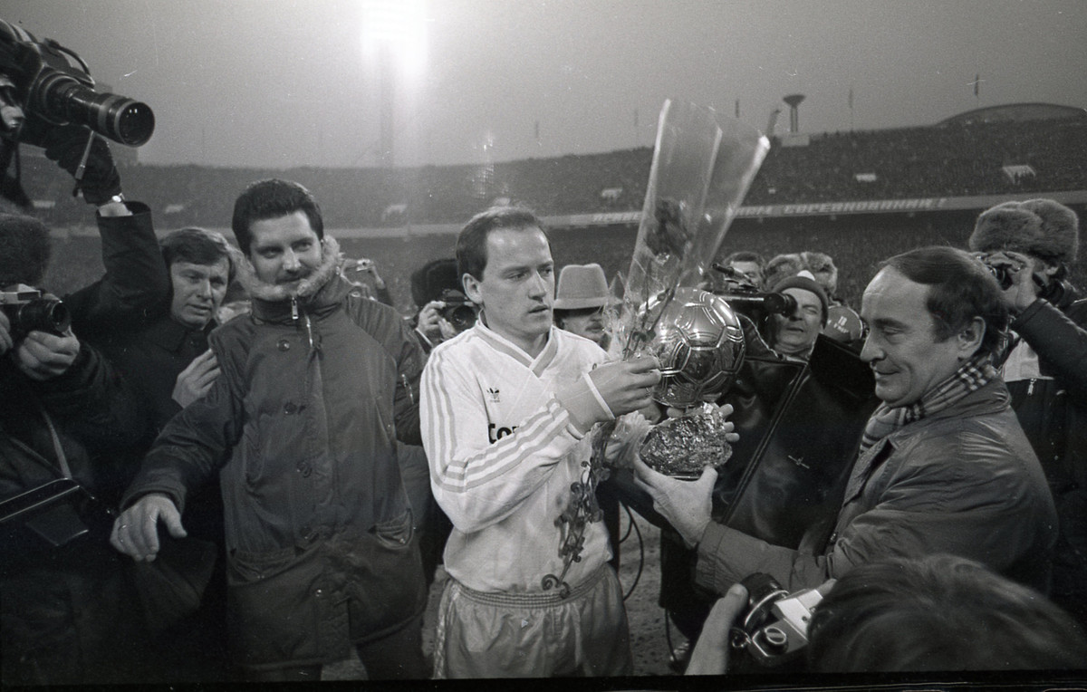 Керівник тижневика Франс Футбол Жак Тібер вручає Золотий м’яч Ігорю Бєланову. Ліворуч – Овдій Піналов. 18 березня 1987 року