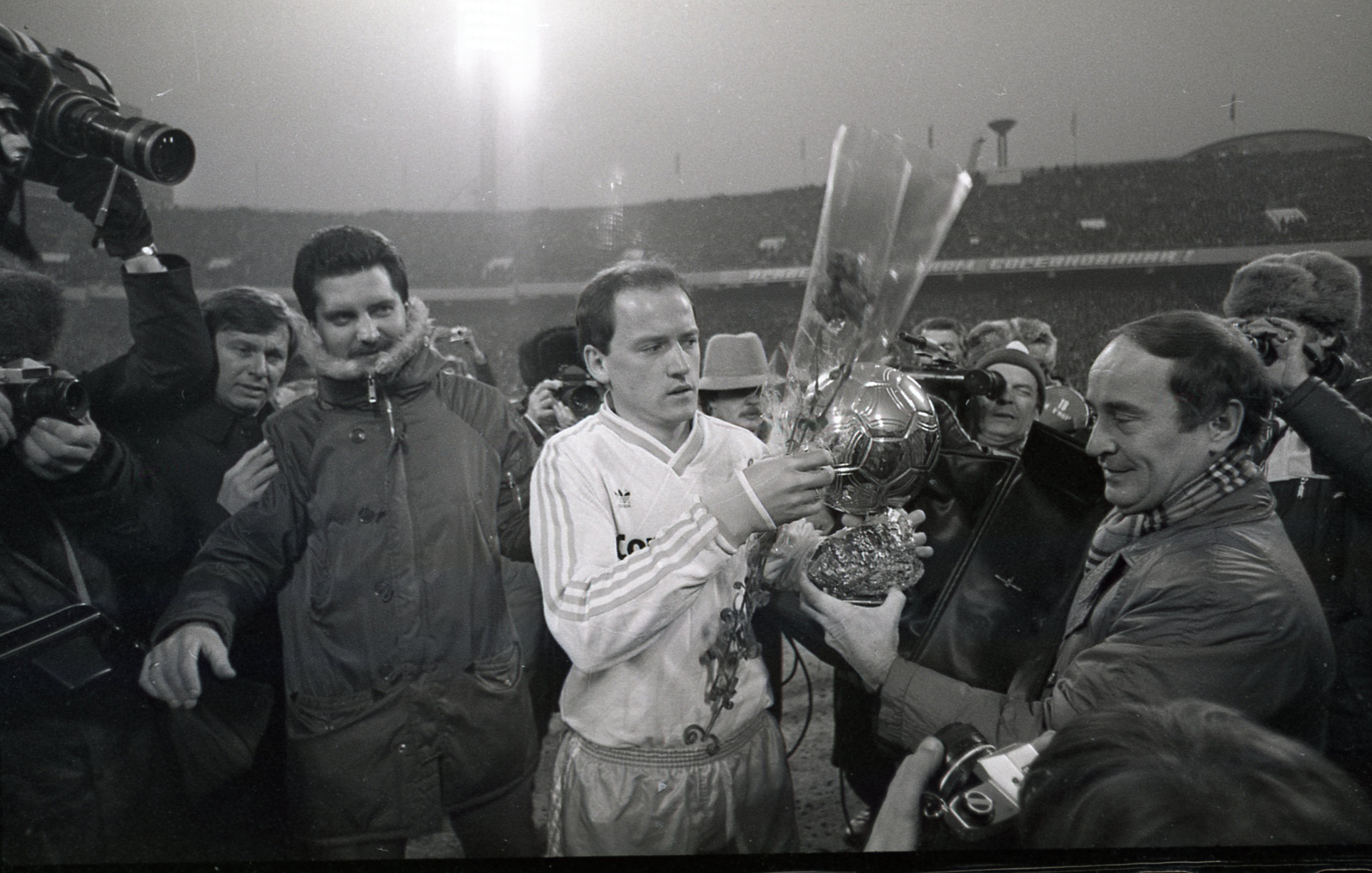 Керівник тижневика Франс Футбол Жак Тібер вручає Золотий м’яч Ігорю Бєланову. Ліворуч – Овдій Піналов. 18 березня 1987 року