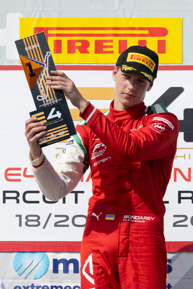 Бондарев святкує перемогу в гонці серед новачків у чемпіонаті E4