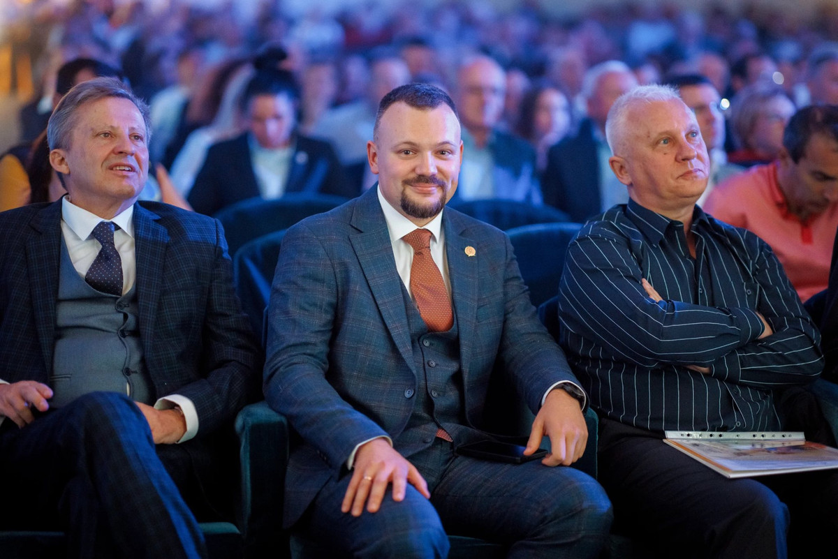 Олександр Пижов (по центру)