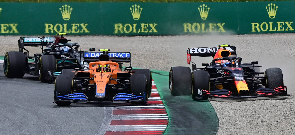 Ландо Норрис, Серхио Перес и Вальтери Боттас (сзади) на Гран-при Австрии 2021