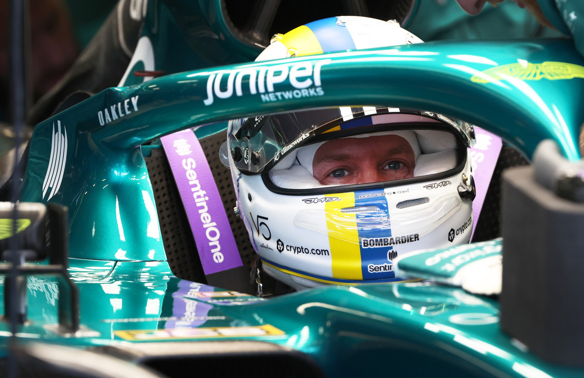 Себастьян Феттель с украинским флагом на шлеме