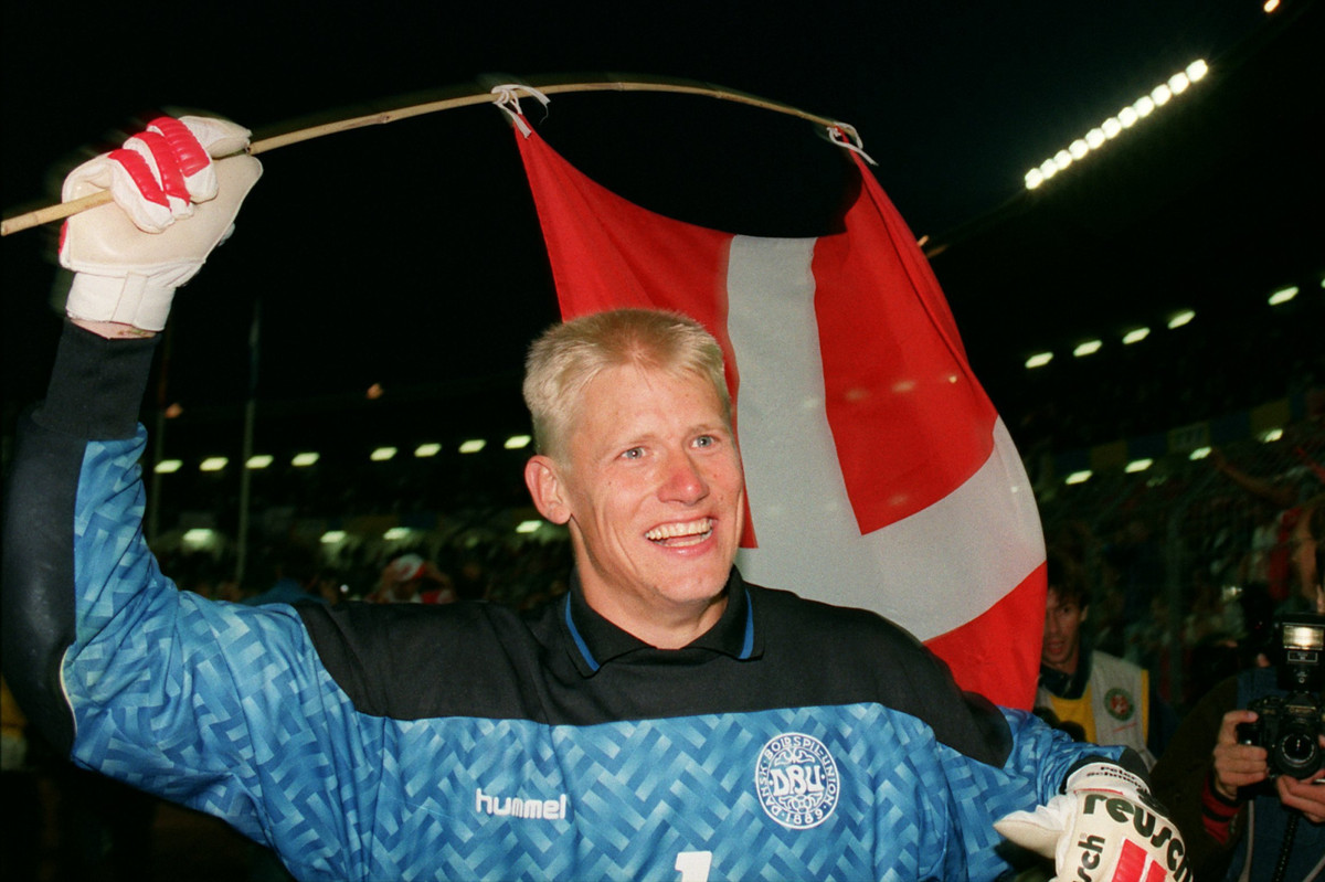 Петер Шмейхель під час святкування перемоги на Євро-1992