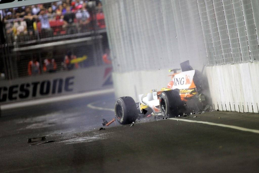 Nelson Pike Jr. deliberately breaks the car at Singapore Grand Prix 2008