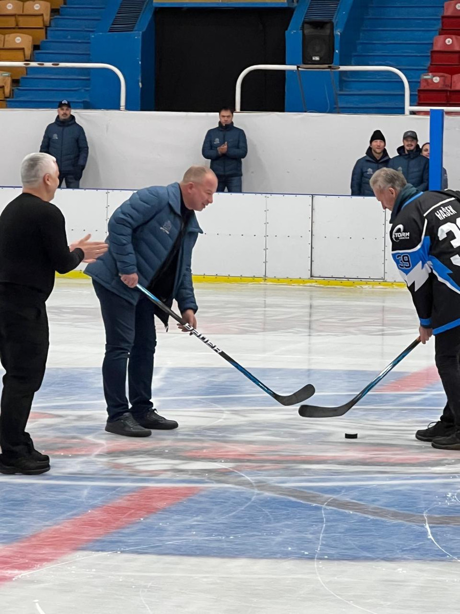 Олексій Житник (зліва) та Домінік Гашек під час символічного вкидання
