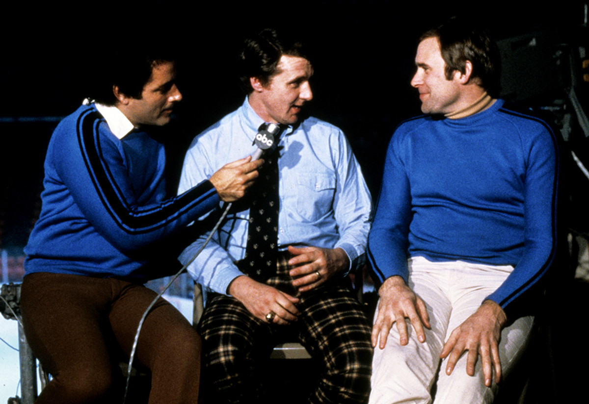 22 лютого 1980 року. Герб БРУКС (у центрі) ділиться секретами перемоги над збірною СРСР із Елом МАЙКЛЗОМ (ліворуч) і Кеном ДРАЙДЕНОМ. За хвилину тренеру зателефонує з поздоровленнями президент США Джиммі Картер.