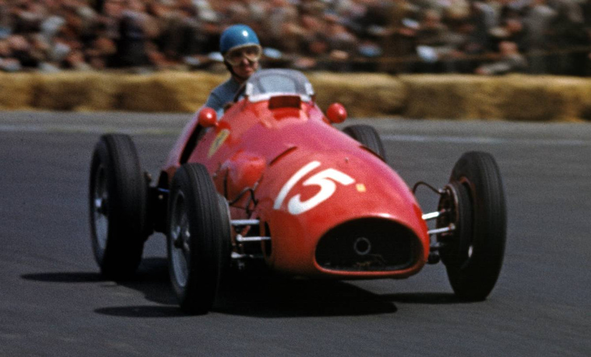Альберто Аскарі за кермом Феррарі 500 на Гран-прі Великої Британії 1952 року