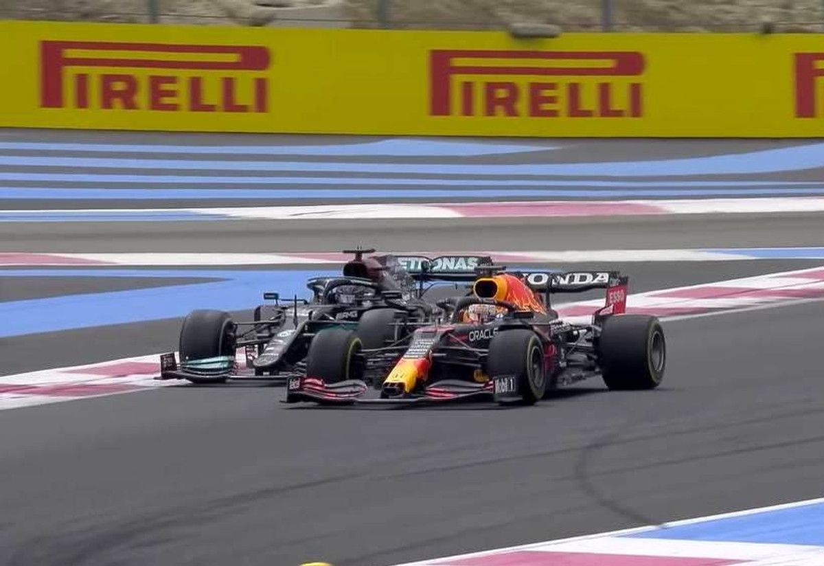 Макс Ферстаппен обганяє Льюїса Гамільтона в боротьбі за перемогу на Гран-прі Франції