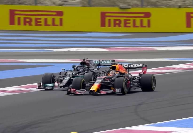 Макс Ферстаппен обгоняет Льюиса Хамильтона в борьбе за победу на Гран-при Франции
