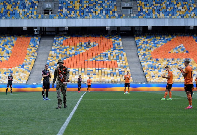 Военный нанес символический удар перед стартом первого матча УПЛ-2022/23