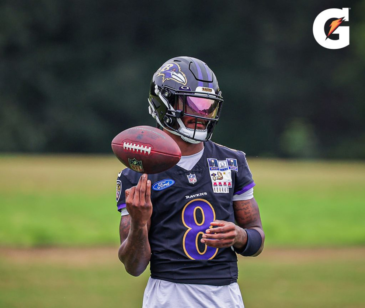 Игрок Балтимор Рейвенс и мяч