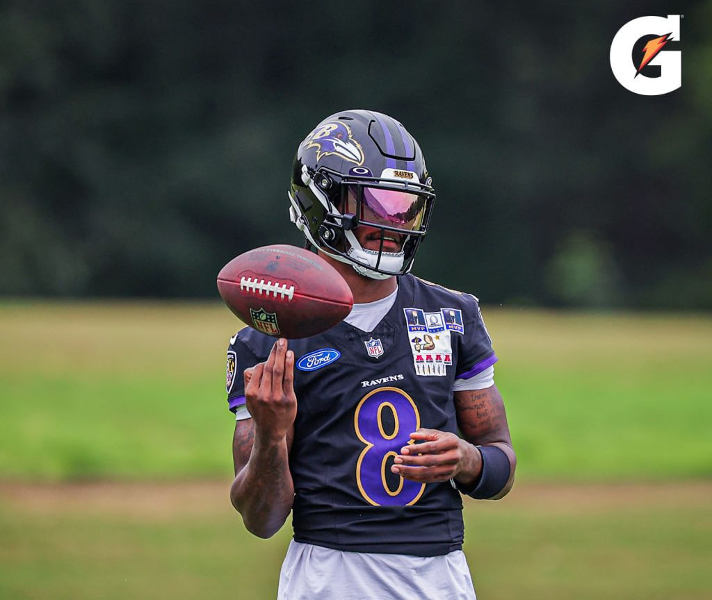 Гравець Балтимор Рейвенс і м'яч