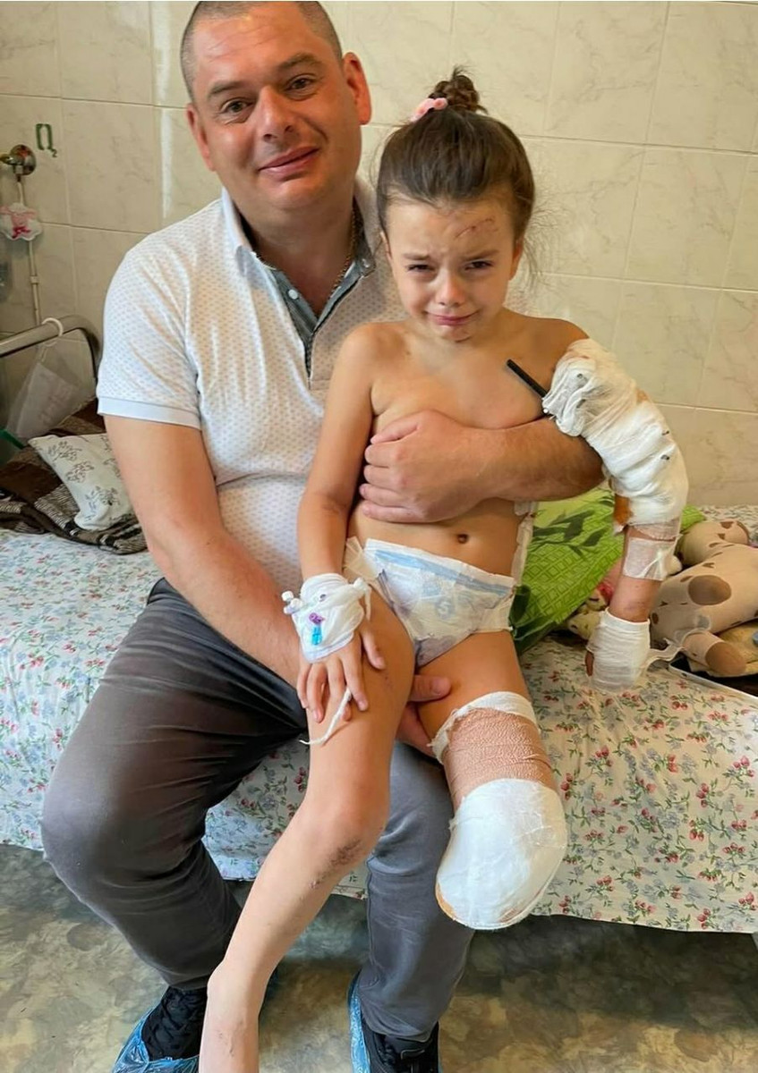 Олександра з батьком у лікарні після отриманих поранень