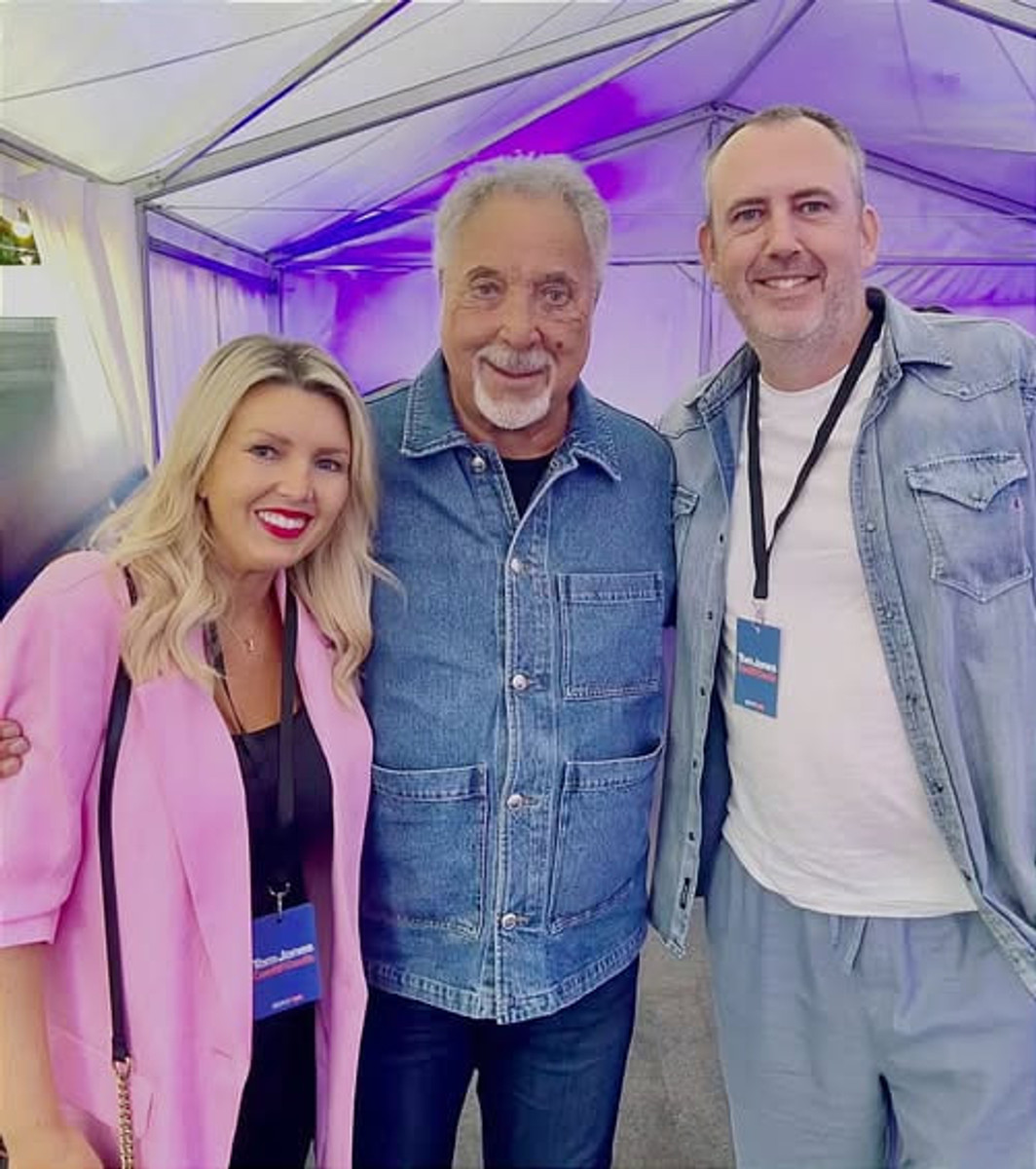 Дружина Марка, Том Джонс, Марк Вільямс