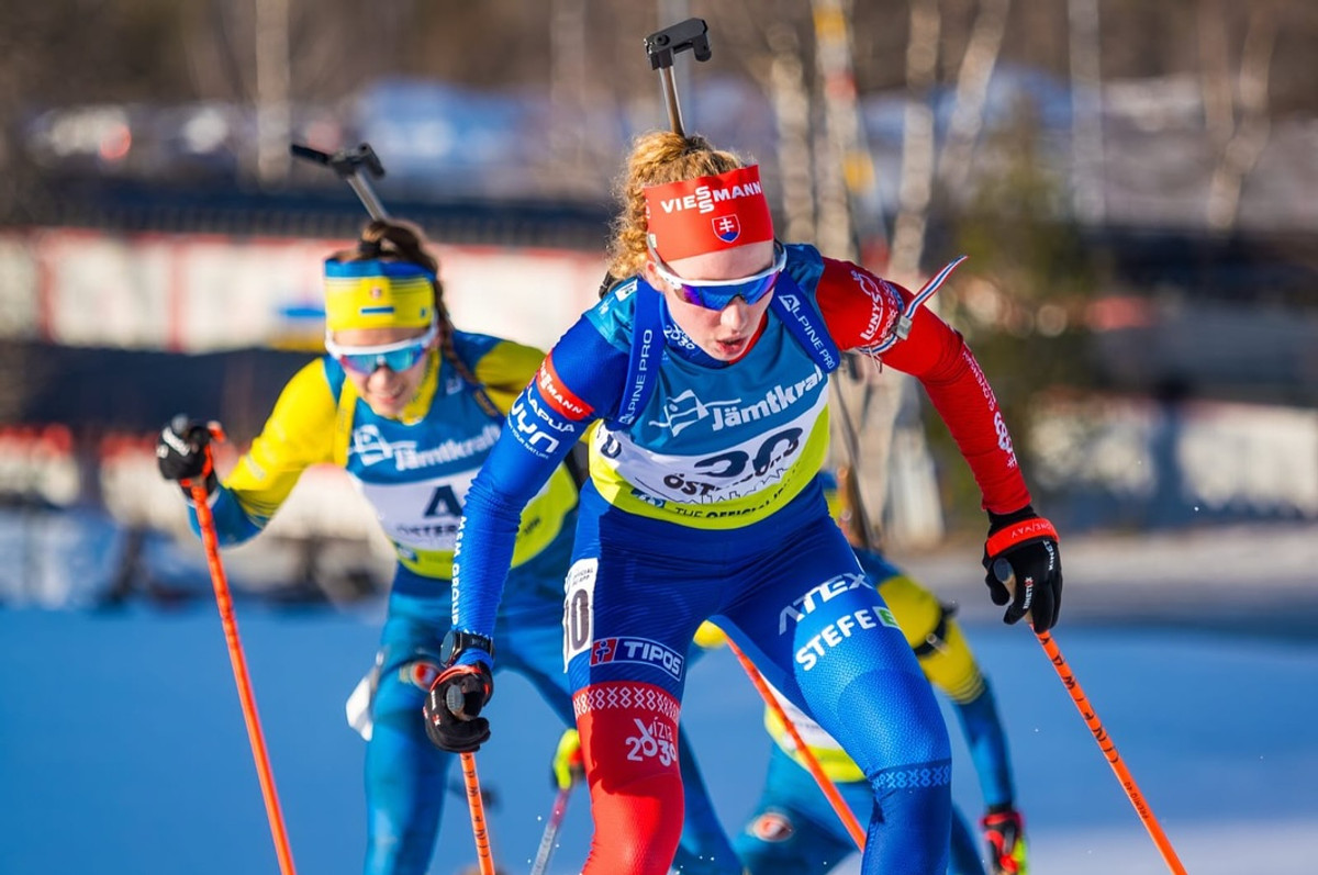 Олена Городна (на задньому плані)