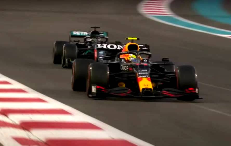 Серхио Перес оттормаживает Льюиса Хамильтона на Гран-при Абу-Даби 2021