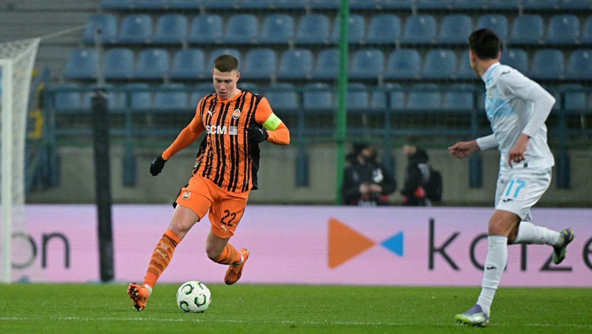 Микола Матвієнко (з м'ячем)