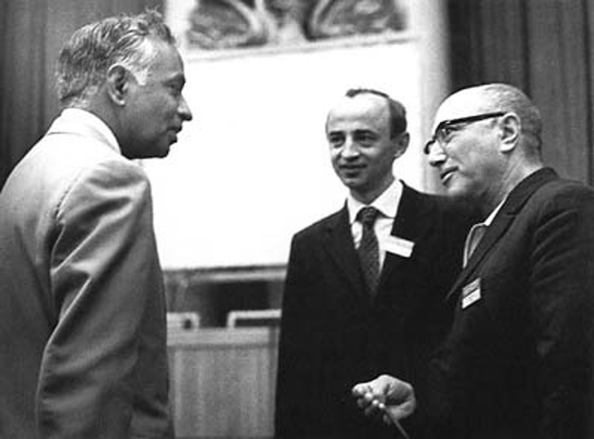 Ігор Новіков (праворуч в окулярах)