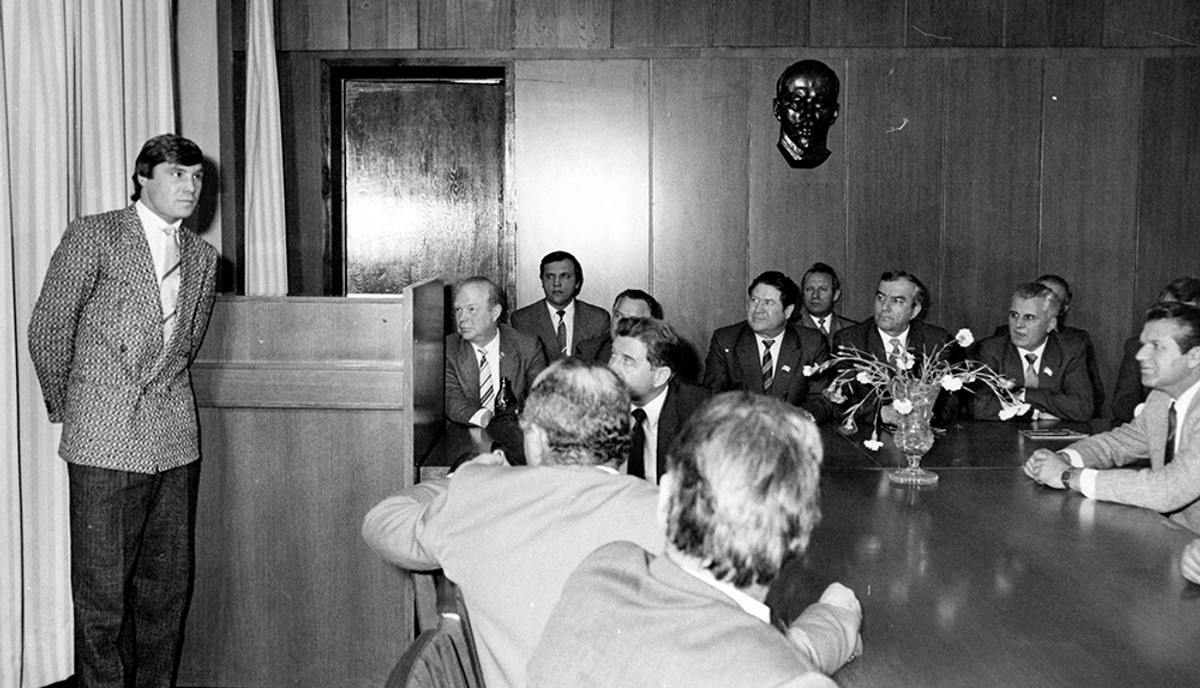 Капитан Динамо Анатолий ДЕМЬЯНЕНКО держит слово перед спортивным руководством. Второй справа – будущий Президент Украины Леонид КРАВЧУК