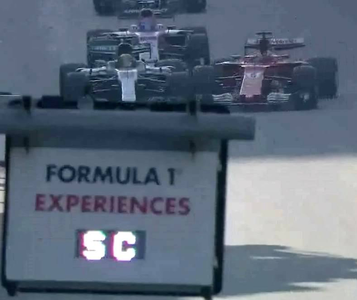 Себастьян Феттель таранить Льюїса Гамільтона на Гран-прі Азербайджану 2017