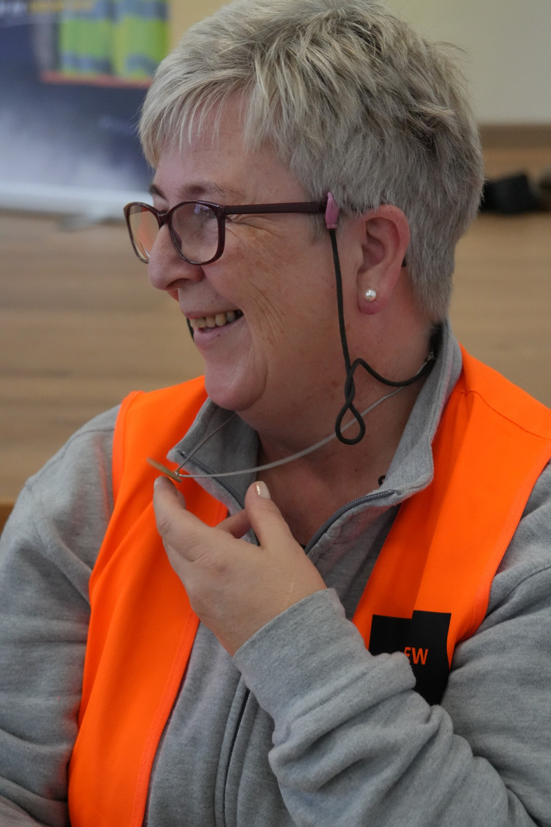 Берріт Аакре демонструє медальйон під час зустрічі з українськими школярами