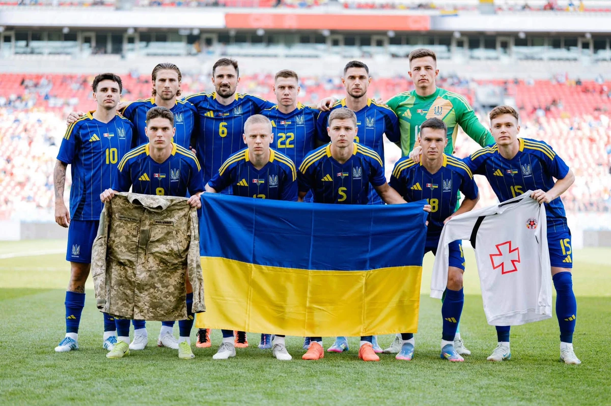 Збірна України з футболкою і кітелем Романа Максимюка