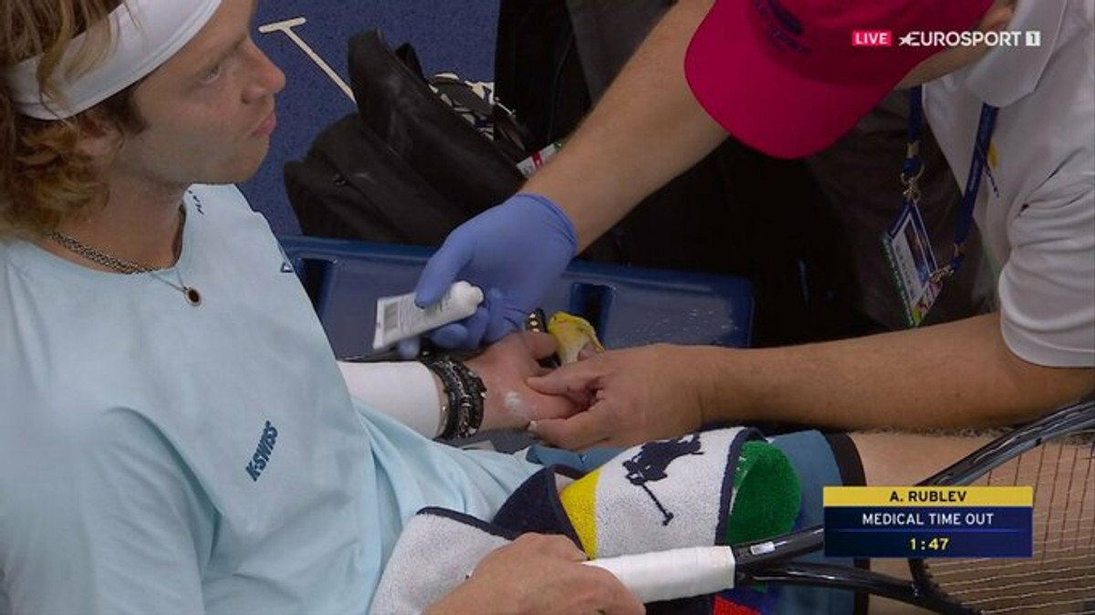 Андрєй Рубльов поранив руку