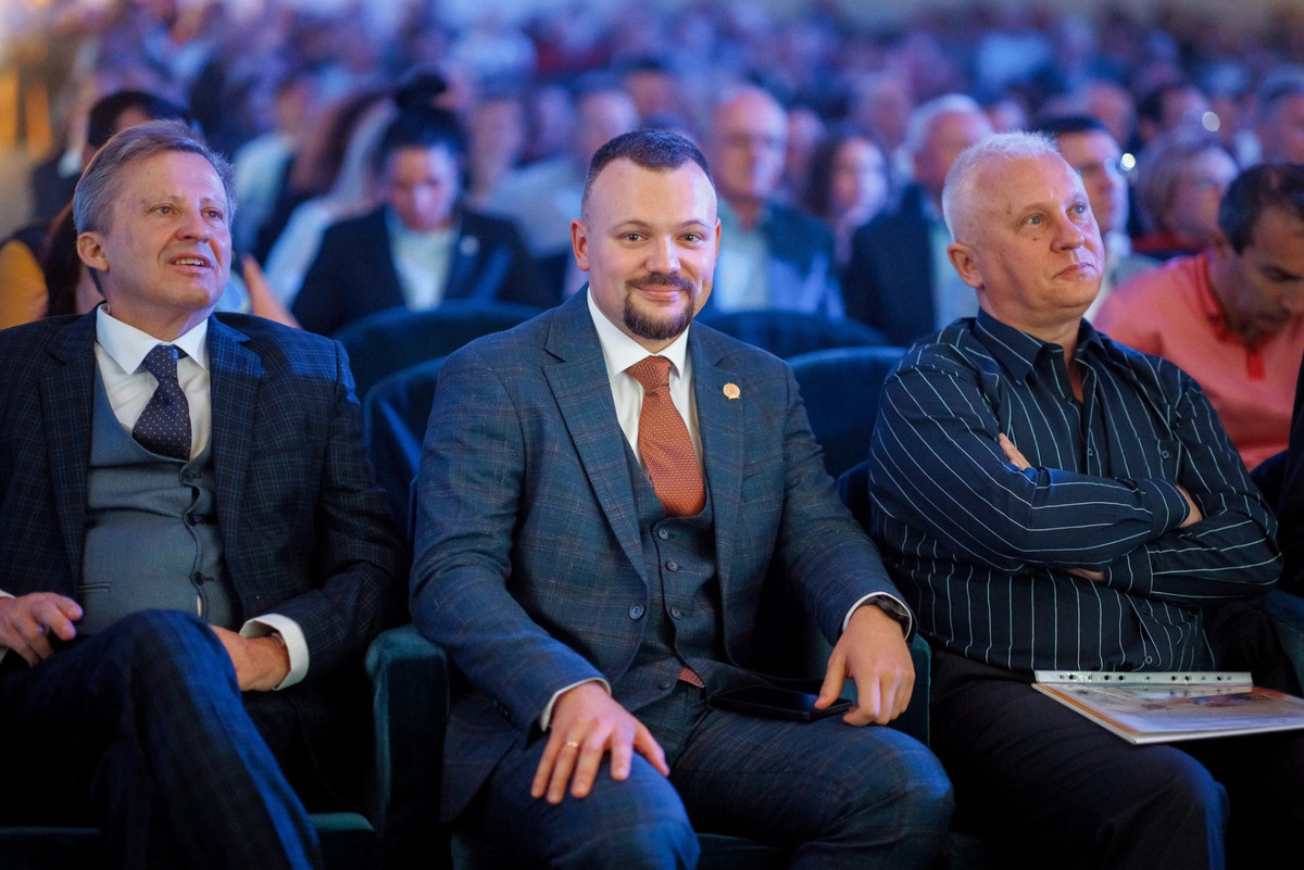 Олександр Пижов (по центру)