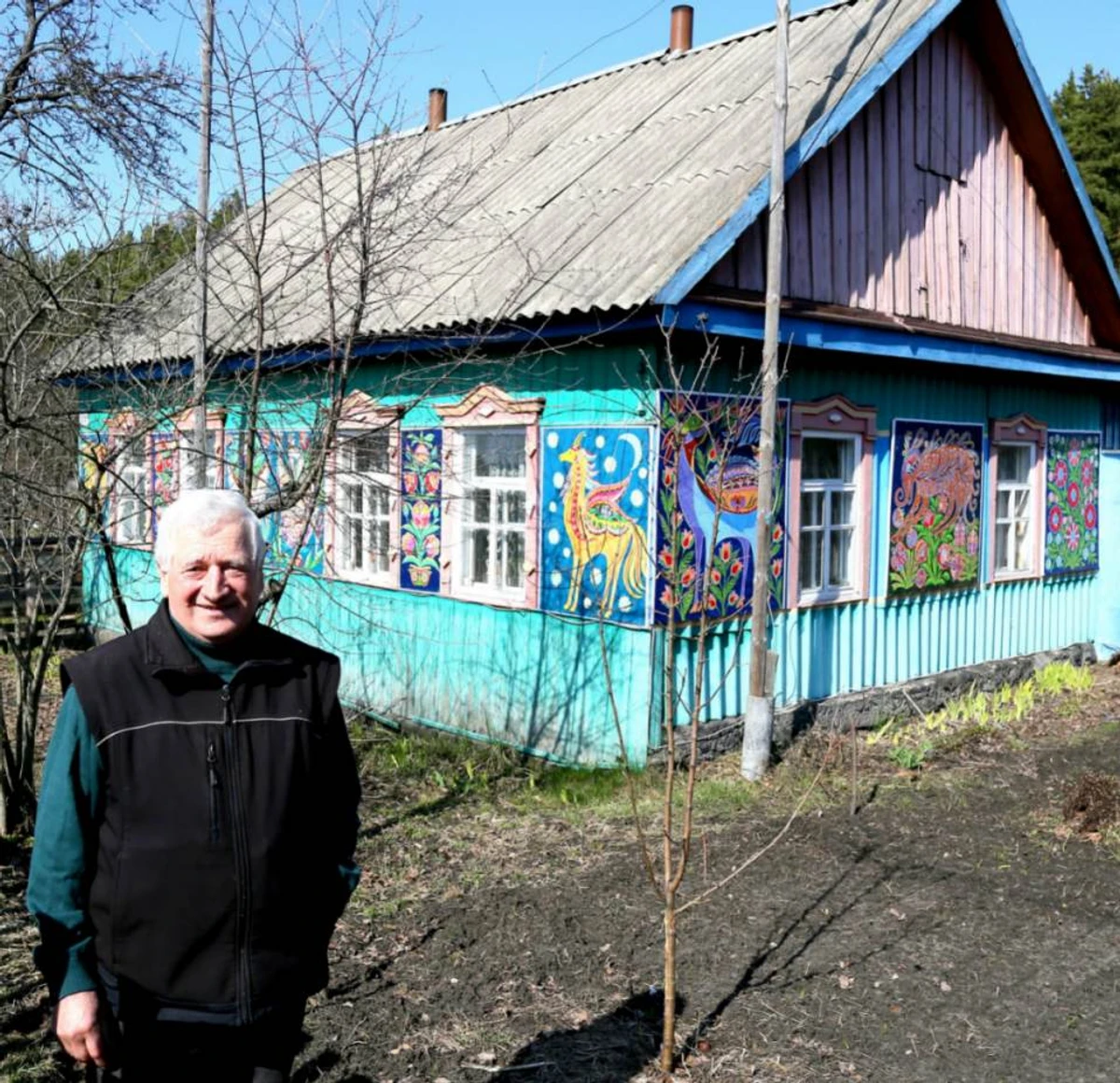 Хата Василя Івановича також розмальована у стилі Примаченко