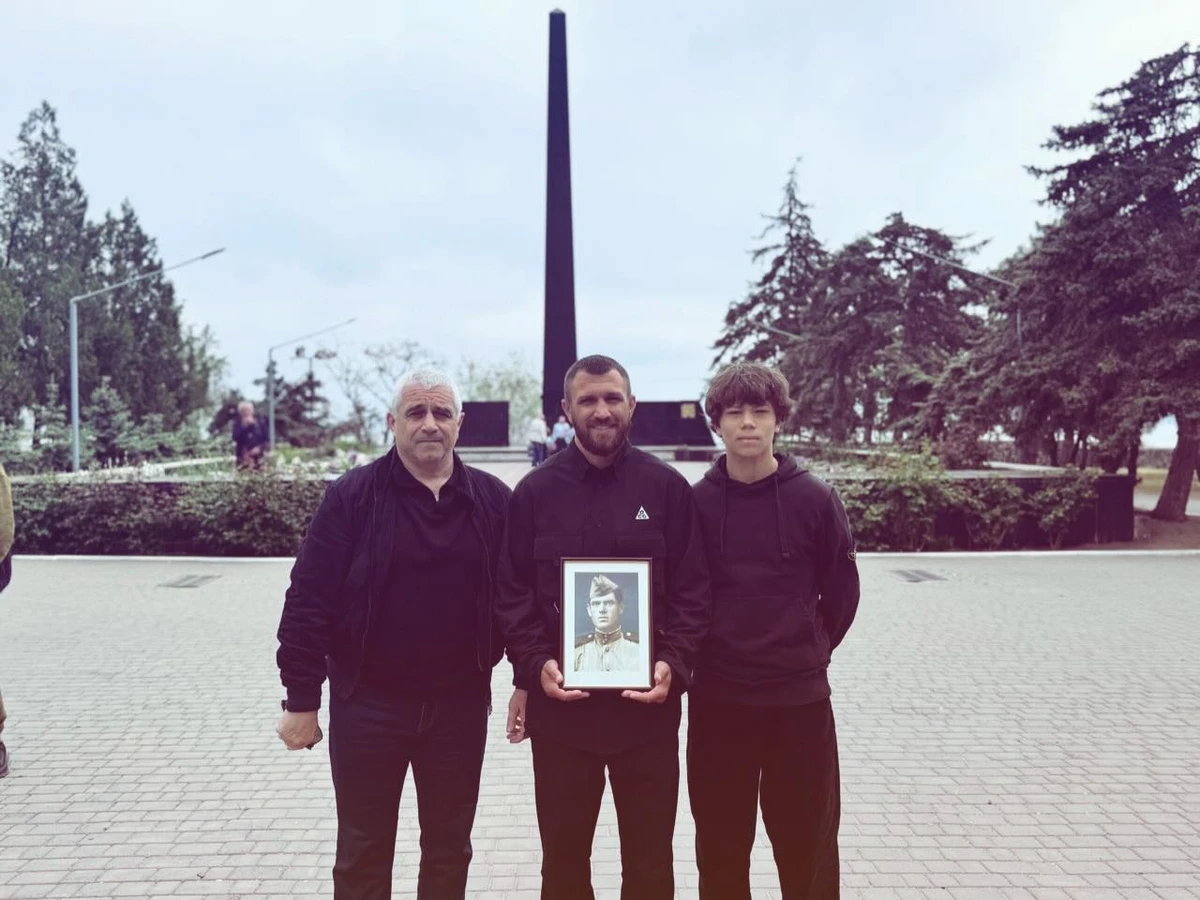 Василь Ломаченко (по центру) з батьком та сином