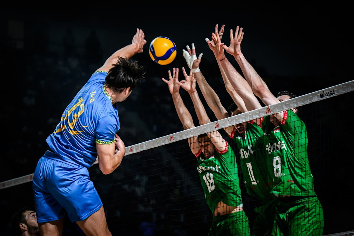 Діагональний збірної України Василь Тупчій атакує проти потрійного блоку