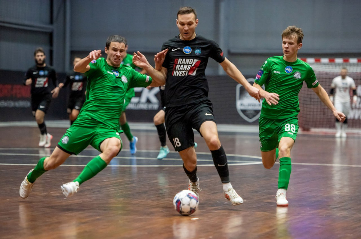 С мячом Юрий Сагайдачный