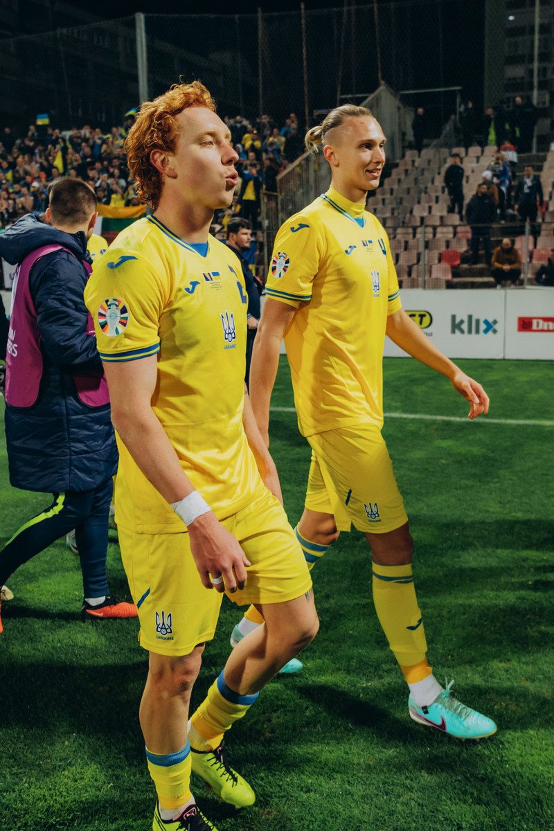 Максим Таловеров (слева) и Ефим Конопля в матче за сборную Украины