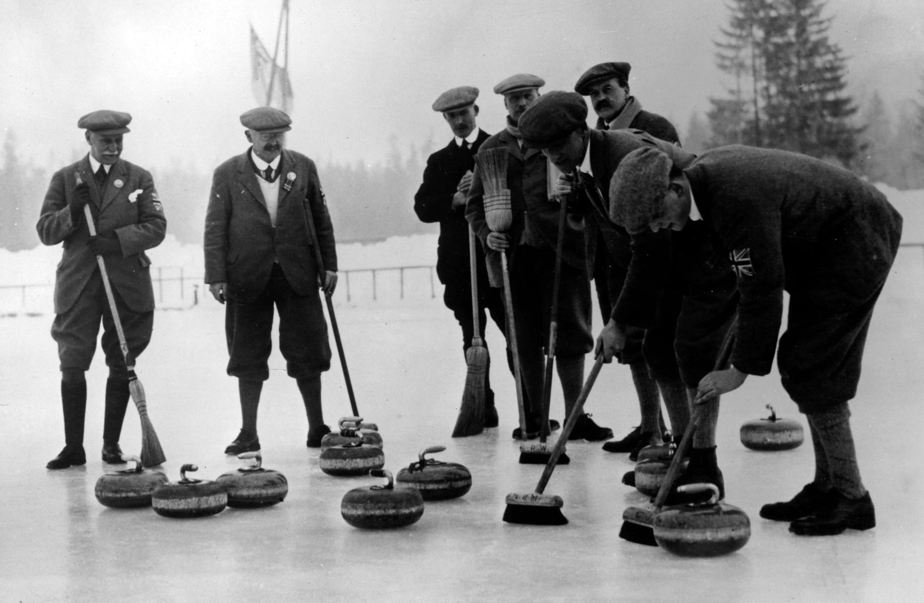 1924 рік. Шамоні (Франція). Найколоритніша компанія перших зимових Олімпійських Ігор збиралася на змаганнях із керлінгу.