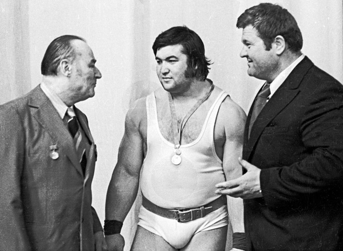 Ліворуч – дворазовий чемпіон Європи, автор 3 світових рекордів, киянин Яків Куценко. У центрі – чемпіон Олімпіади-80, дніпрянин Султан Рахманов, праворуч Леонід Жаботинський