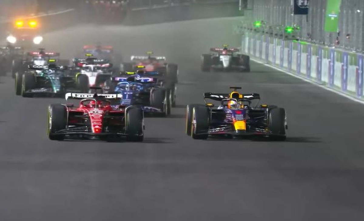 Макс Ферстаппен обгоняет Шарля Леклера на старте Гран-при Лас-Вегаса 2023