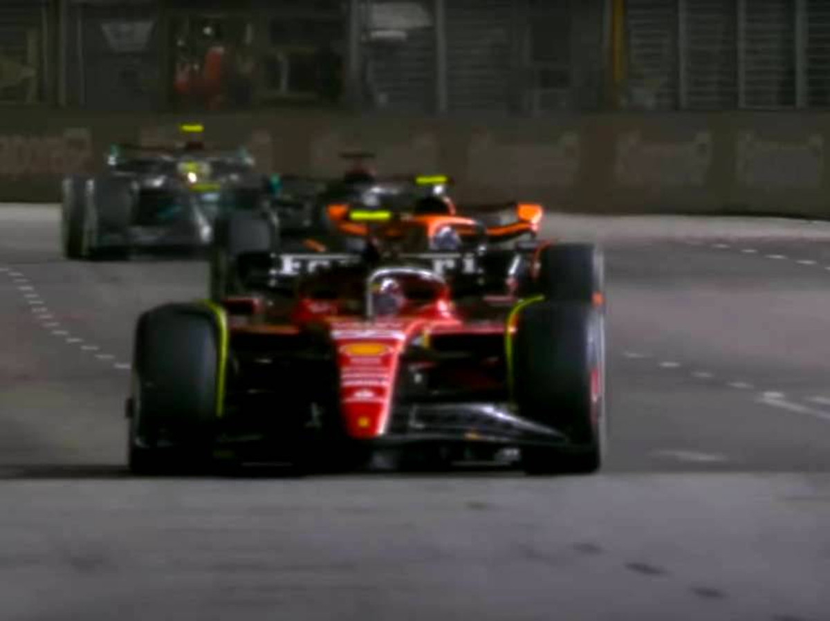 Карлос Сайнц і Ландо Норріс колективно обороняються від Джорджа Рассела
