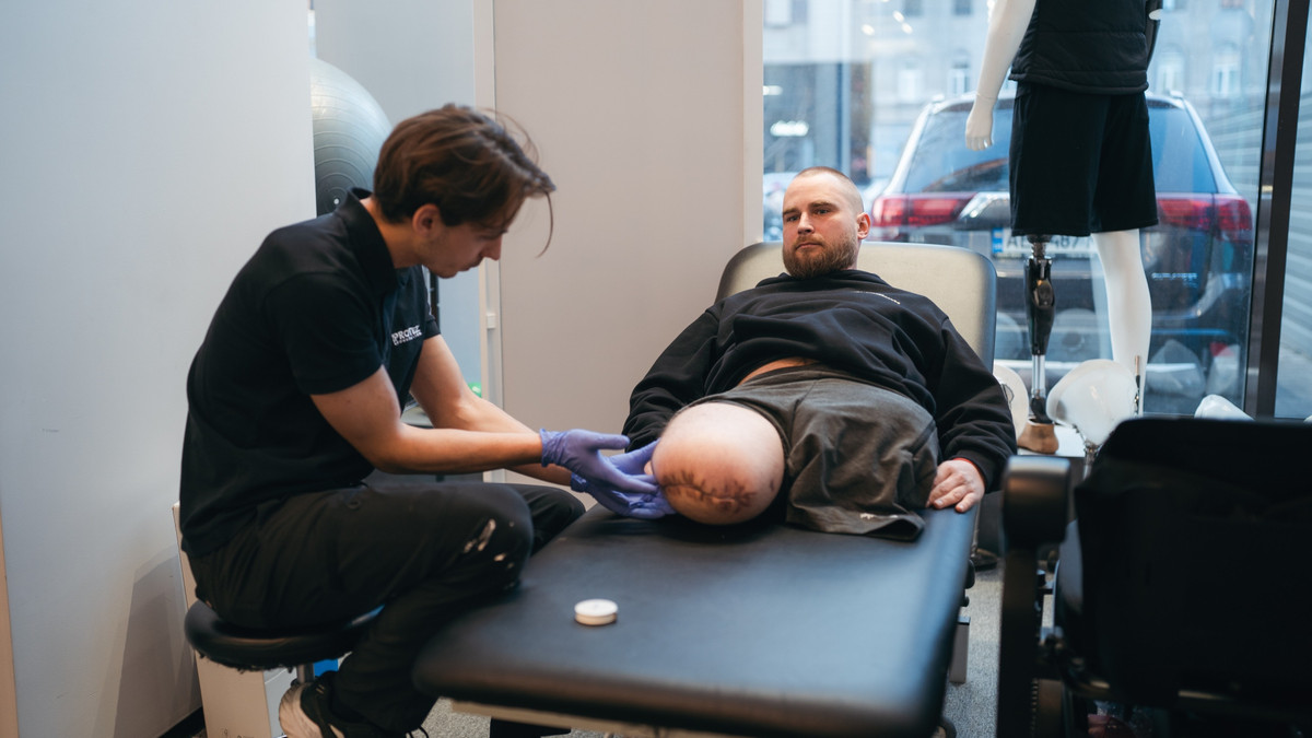 До повномасштабної війни Денис Семеновський жив у Києві, працював електриком і вів активне життя