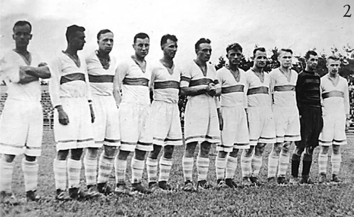 У складі київського Динамо (шостий справа)